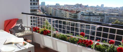 Varanda da sala para relaxar ao sol. Vista sobre Lisboa.