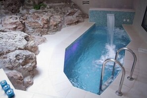 Piscina climatizada con Jacuzzi.