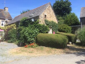 Fuchsia Cottage sleeps up to four people + cot