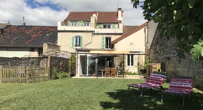 La Jolie Jumelle-nord, tout nouveau, 3 bdm / 2. 5 salles de bain maison de village, Meursault central.