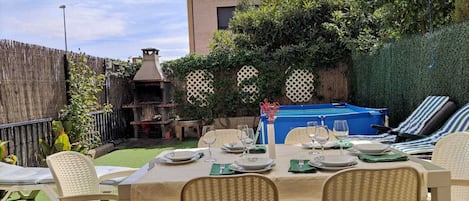 Disfruta de una barbacoa en familia en nuestro jardín, con la nuestra charquita