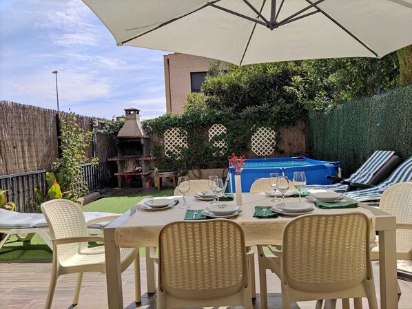 Disfruta de una barbacoa en familia en nuestro jardín, con la nuestra charquita