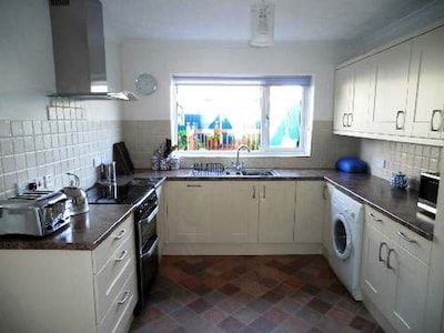 HOLIDAY HOME near KINGS PARK and BOSCOMBE SHOPS - HB4179