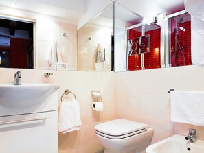 Ortigia House: Ensuite with shower