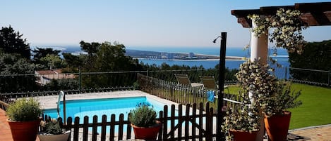 Piscina con vistas a la peninsula de Tróia y al estuario del rio Sado