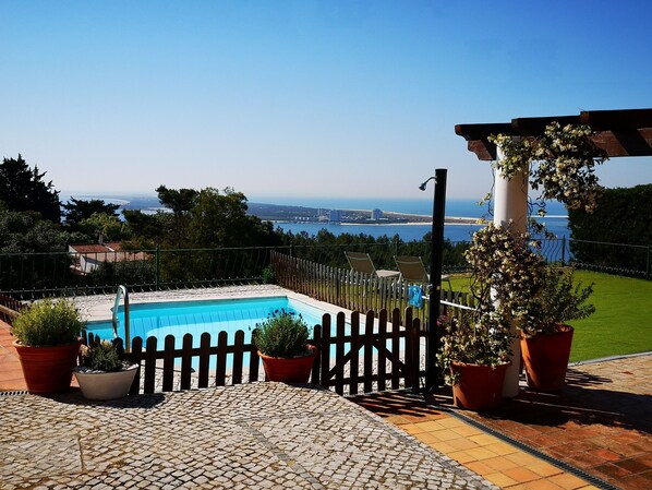 Piscina con vistas a la peninsula de Tróia y al estuario del rio Sado