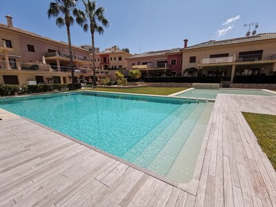 Luxury, modern penthouse with 4 pools, close to beaches, restaurants and golf.