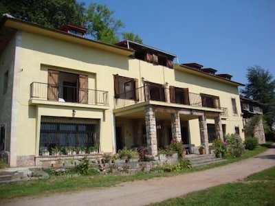 Casa rural (alquiler íntegro)14 personas. Estancia mínima 2 noches.