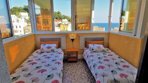 Bedroom I:
2 single beds
sea view