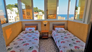 Chambre I:
2 lits individuels,
vue sur la mer