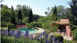 Piscine et son pool house