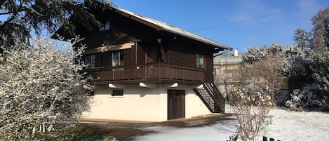 Le chalet et son grand jardin