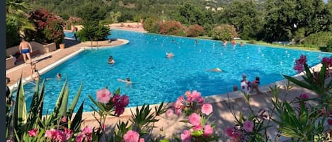 PISCINE NORD AVEC VUE PANORAMIQUE SUR LA BAIE DE SAINT TROPEZ