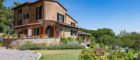 Front of Villa Nobile with view of Jacuzzi & Pool