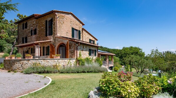 Front of Villa Nobile with view of Jacuzzi & Pool