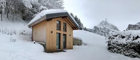 Chalet sous la neige