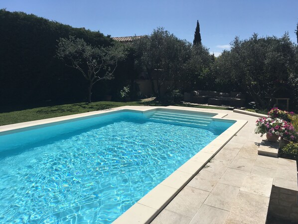 La piscine Desjoyaux avec son eau limpide et son robot neuf Zodiac de vortex