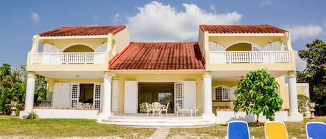 View of the house facing the beach