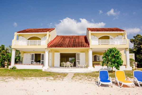 View of the house facing the beach