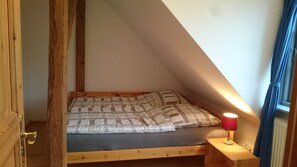 Das kuschelige Schlafzimmer mit Doppelbett verspricht schöne Träume. 