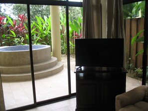 Living room and access to jacuzzi