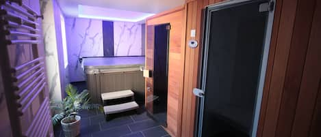 Espace détente avec sauna infrarouge, hammam et spa