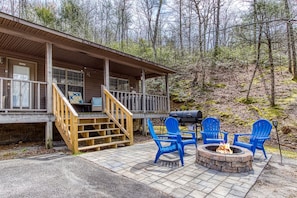 Gatlinburg Cabin "Water's View" - Fire pit