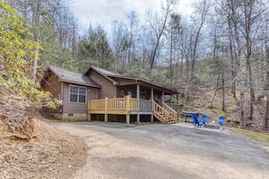 Gatlinburg Cabin "Water's View" - Parking area