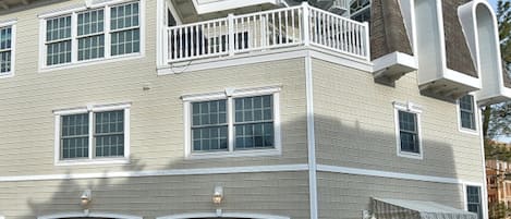 Seaside Condo Entry to Elevator: access to all floors