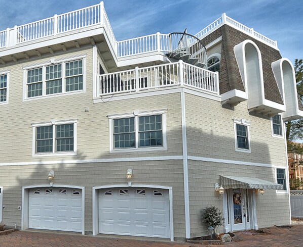 Seaside Condo Entry to Elevator: access to all floors