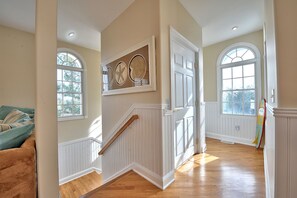 Floor 3: Elevator exit towards living area
