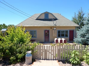 Willow cottage in Summer. Lilac Cottage is hidden to the left.
