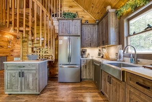 Luxury Smoky Mountain Cabin - My Pigeon Forge Cabin - Fully furnished kitchen with stainless steel appliances