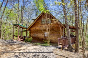 Pet Friendly Cabin in Wears Valley "Sweet Dreams" - Parking area