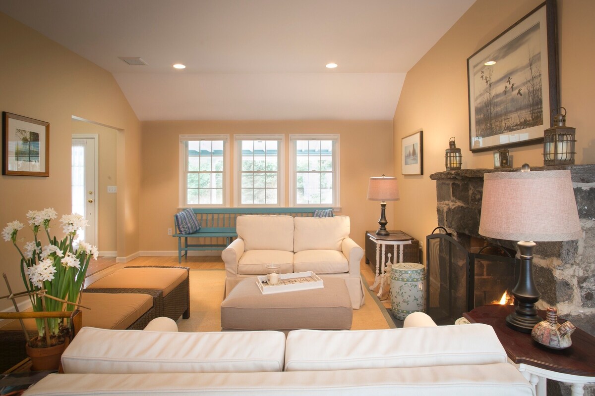 Lovely, cozy Cottage on a non working farm in a rural town. Quiet and private.