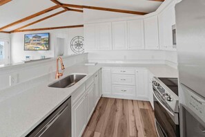 Surf-or-Sound-Realty-754-Cake-by-the-Ocean-Kitchen