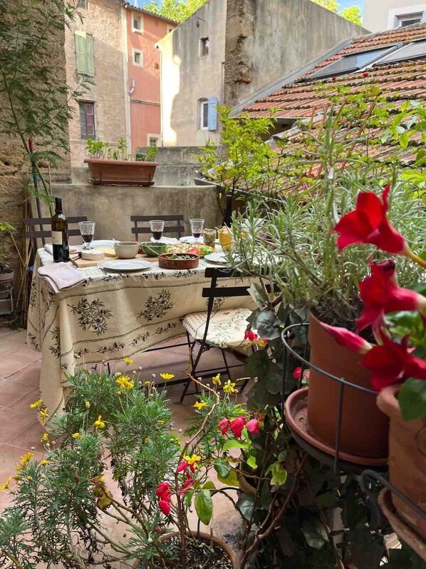 Al fresco dining on the terrace.