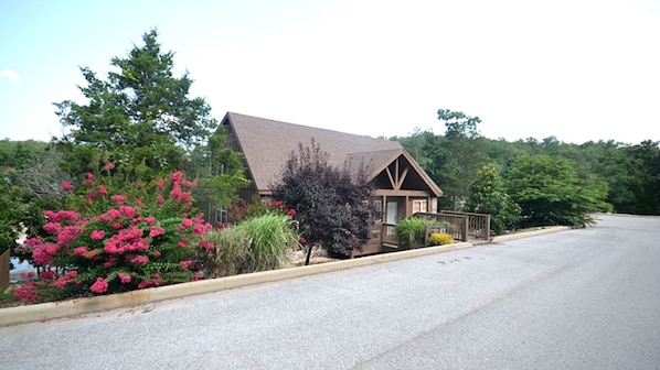 Lakeside Fun Lodge on the shore of Fox Hollow Lake