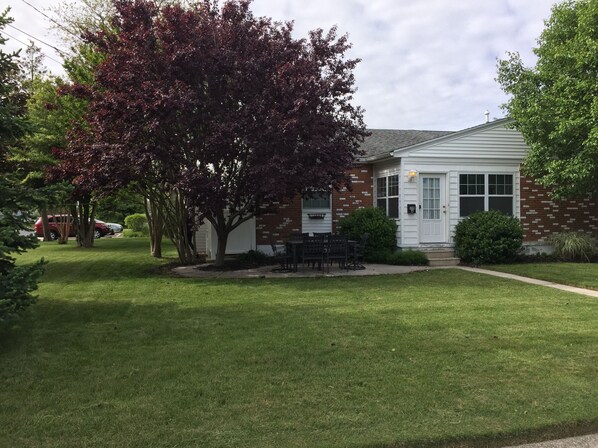 Large corner yard with front patio and patio set