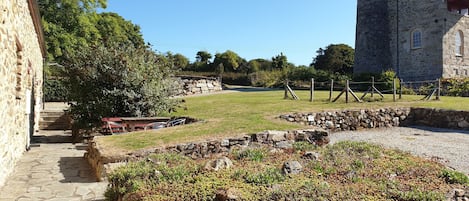 Garden of Cottages. Cottages on left. (Engine House not for holiday rental)