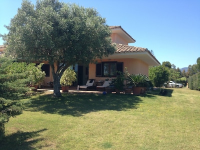 Villa con gran jardín a 100 metros del mar a treinta km de Cagliari 