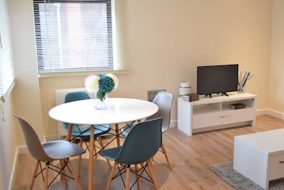 Newly refurbished, Greater London. Apartment 12