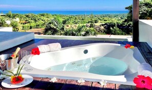 Outdoor spa tub