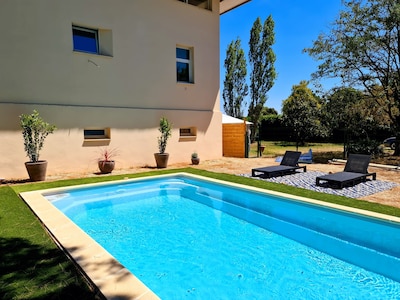 Cottage near the Camargue, fenced garden, pets allowed
