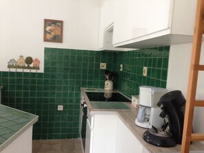 cuisine avec plaque de cuisson et four