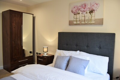 Newly refurbished, Greater London. Apartment 10