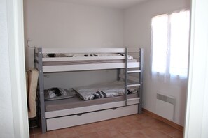 Zimmer 1 mit Stockbett und ausziehbarem Zusatzbett