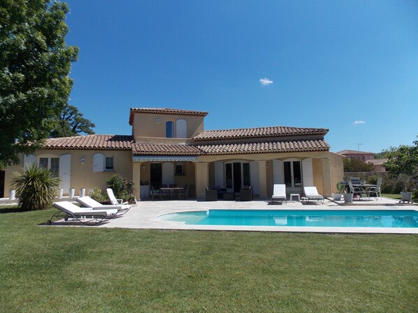 un rideau de secuite piscine vient d etre installe.