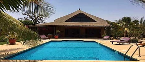 Villa avec grande piscine privée