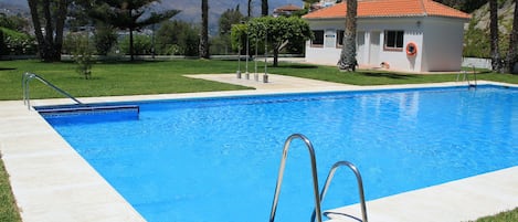 GRAN PISCINA COMUNITARIA A LOS PIES DE LA CASA